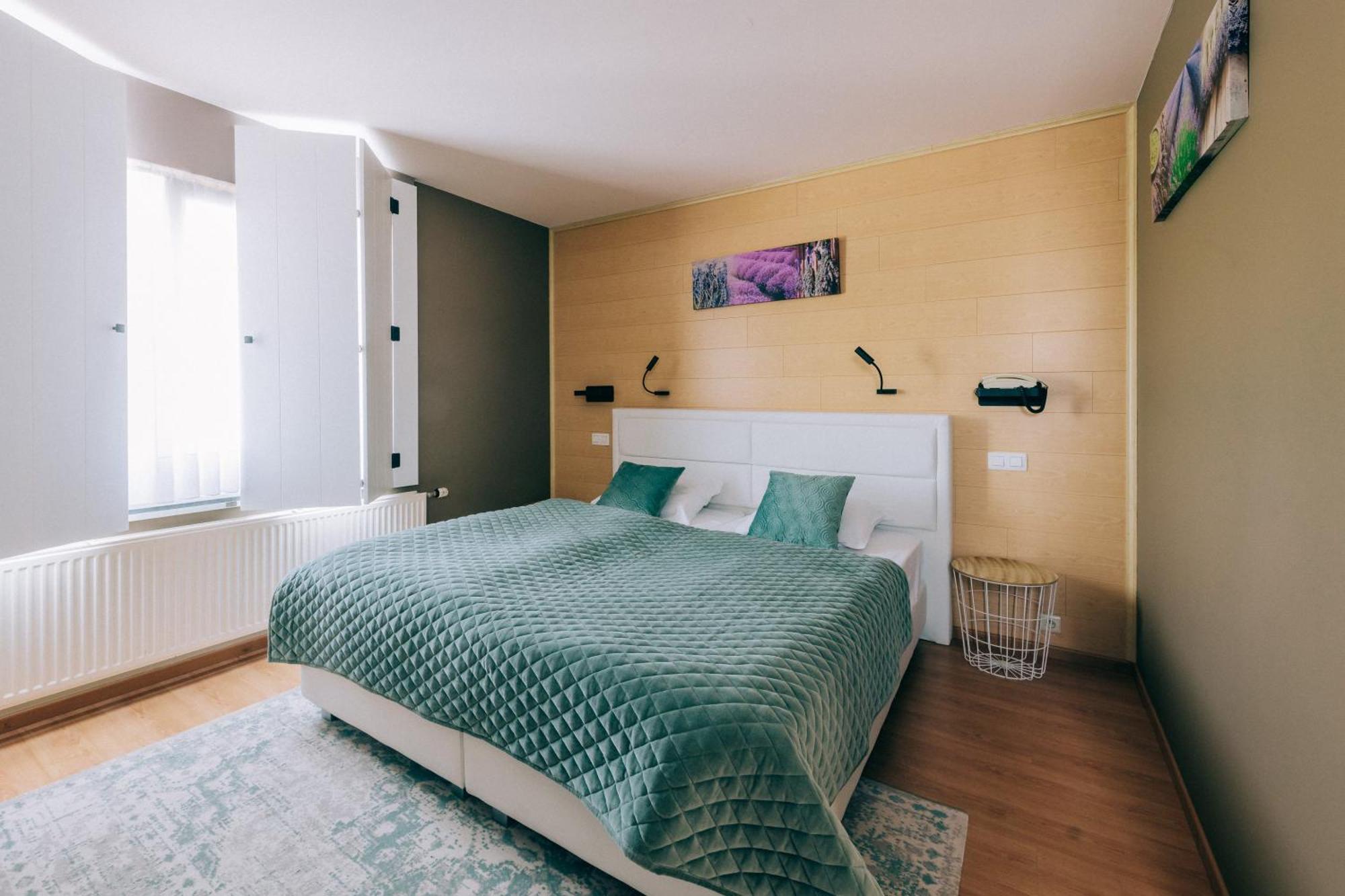 Hotel De Kalvaar نينوف المظهر الخارجي الصورة