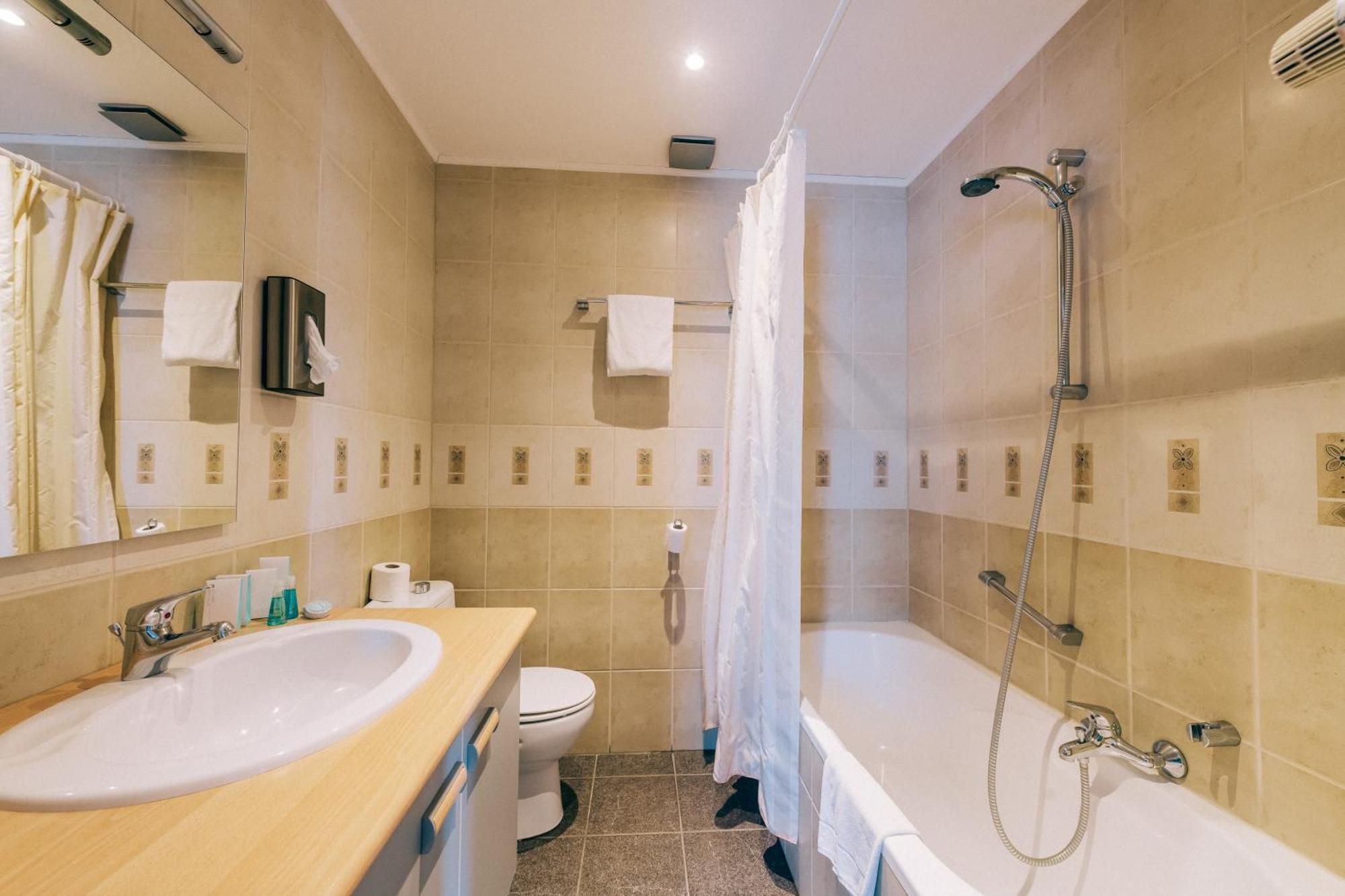 Hotel De Kalvaar نينوف المظهر الخارجي الصورة